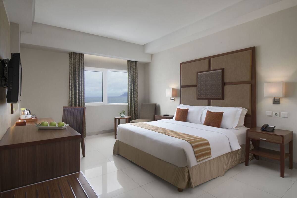 Minibar, in-room safe, desk, free WiFi