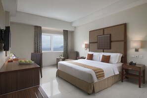 Minibar, in-room safe, desk, free WiFi - Aston Manado Hotel (Manado)