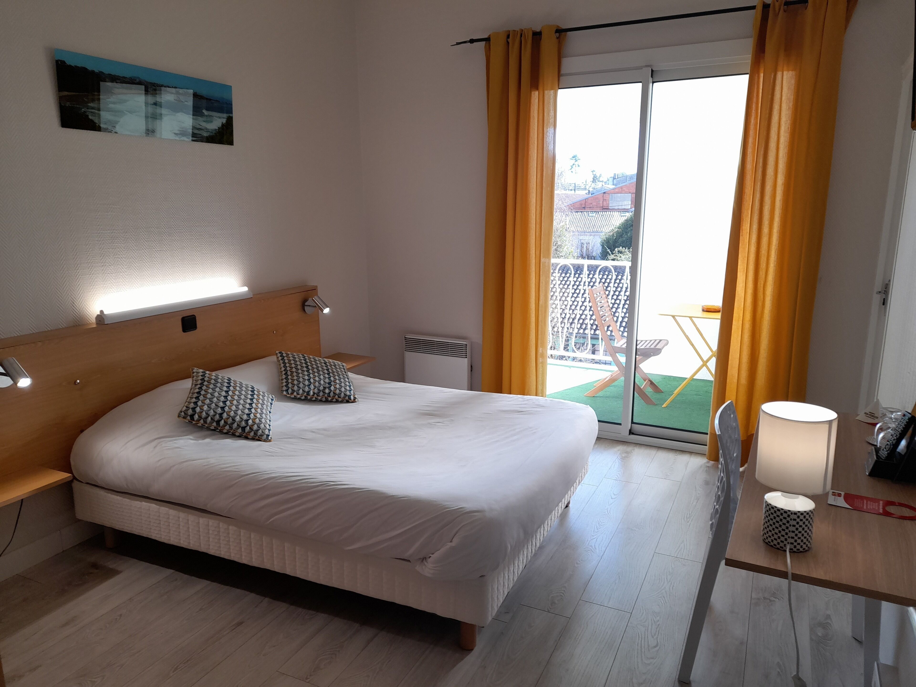 Chambre Double, balcon | Bureau, chambres insonorisées, fer et planche à repasser, Wi-Fi gratuit