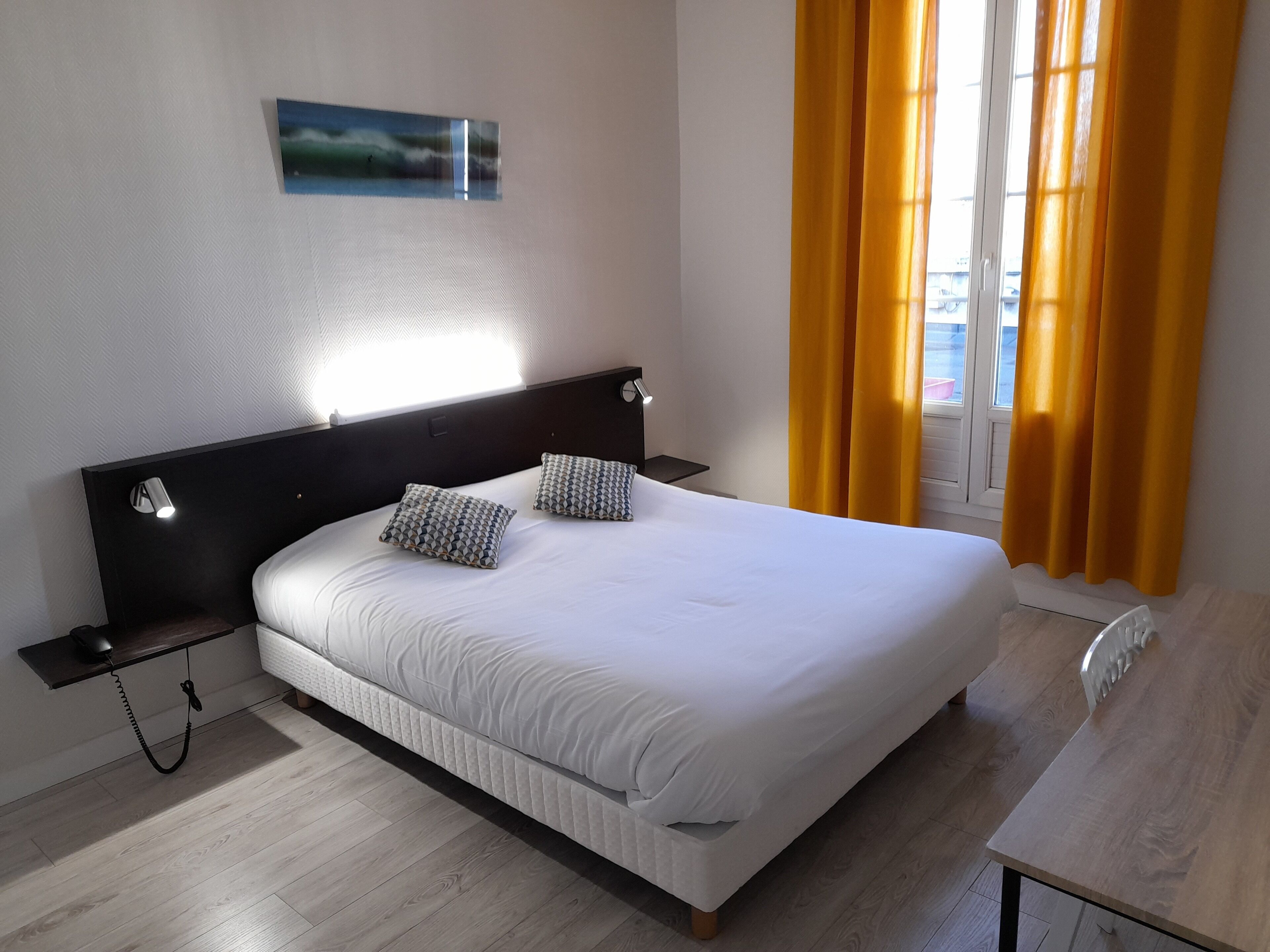 Chambre Confort double | Bureau, système d’insonorisation, fer et planche à repasser