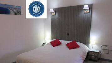 Superior tweepersoonskamer | Een bureau, geluiddichte muren, een strijkplank/strijkijzer, gratis wifi