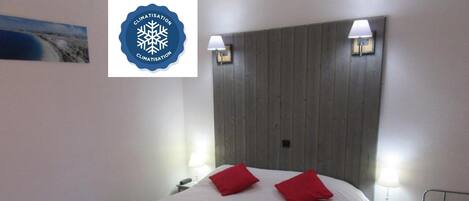 Quarto casal superior | Escrivaninha, quartos à prova de som, ferros/tábuas de passar roupa