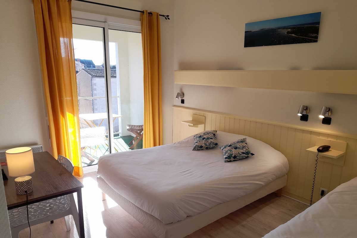 Triple Room, Balcony | Desk, soundproofing, iron/ironing board (on request), free WiFi