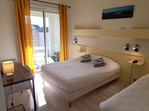 Triple Room, Balcony | Desk, soundproofing, iron/ironing board, free WiFi - Hôtel de France (Saintes)