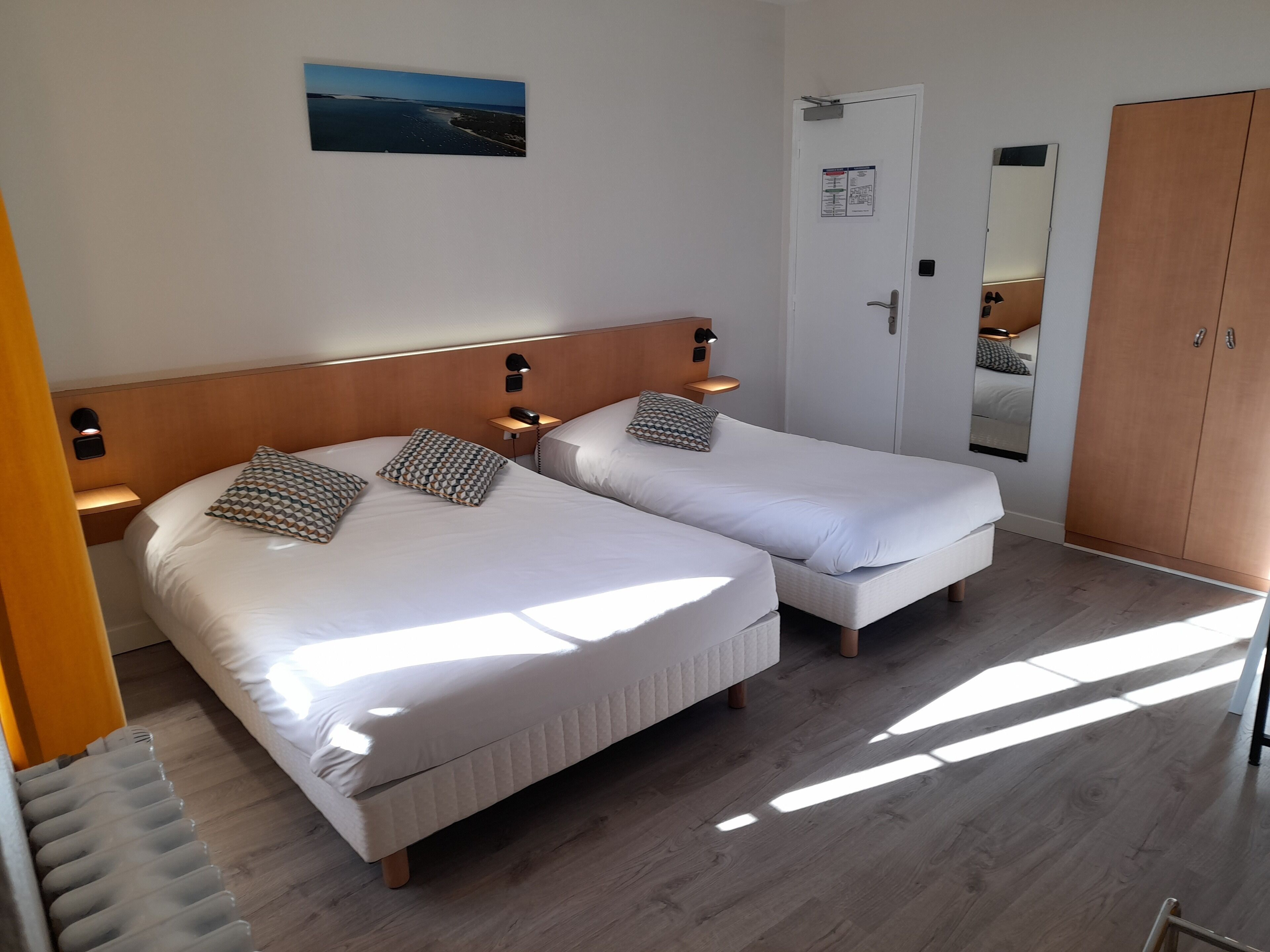 Chambre triple | Bureau, système d’insonorisation, fer et planche à repasser