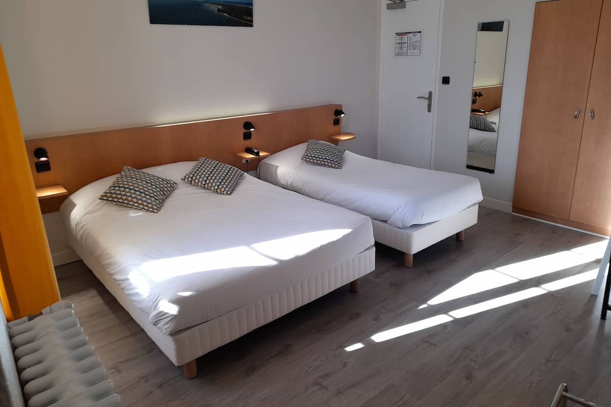 Triple Room | Desk, soundproofing, iron/ironing board (on request), free WiFi