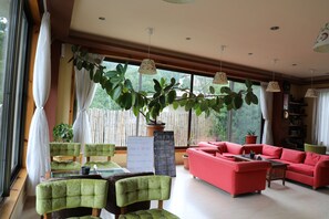 Área de estar no saguão