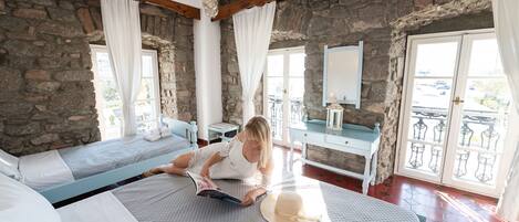 Habitación cuádruple tradicional, vista al mar | Ropa de cama de alta calidad y caja de seguridad en la habitación