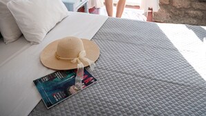 Habitación triple superior | Ropa de cama de alta calidad y caja de seguridad en la habitación
