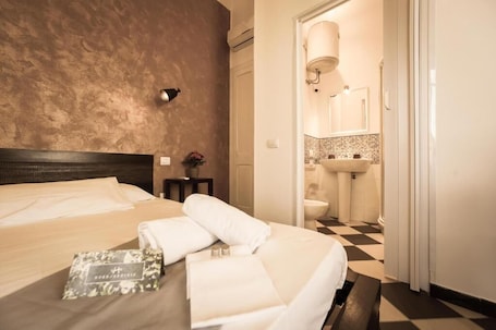Ropa de cama de alta calidad, muebles diferentes y cortinas blackout