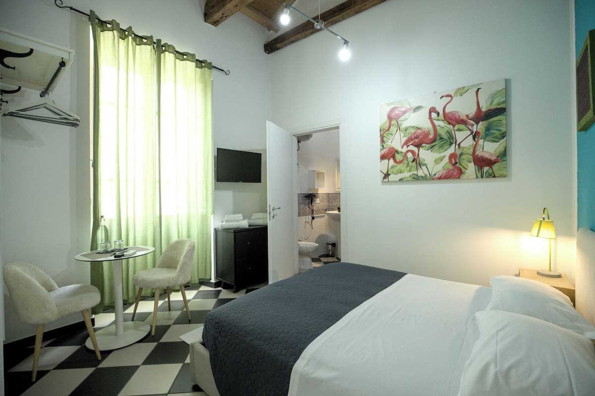 Habitación doble económica | Ropa de cama de alta calidad, muebles diferentes y cortinas blackout