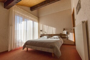 Desk, iron/ironing board (on request), free cots/infant beds, free WiFi - Hôtel Le Tétras (Notre-Dame-de-Bellecombe)