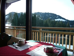Petit déjeuner, déjeuner et dîner servis sur place