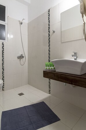 Shower, free toiletries, hair dryer, towels - Ares Athens Hotel (Athens)
