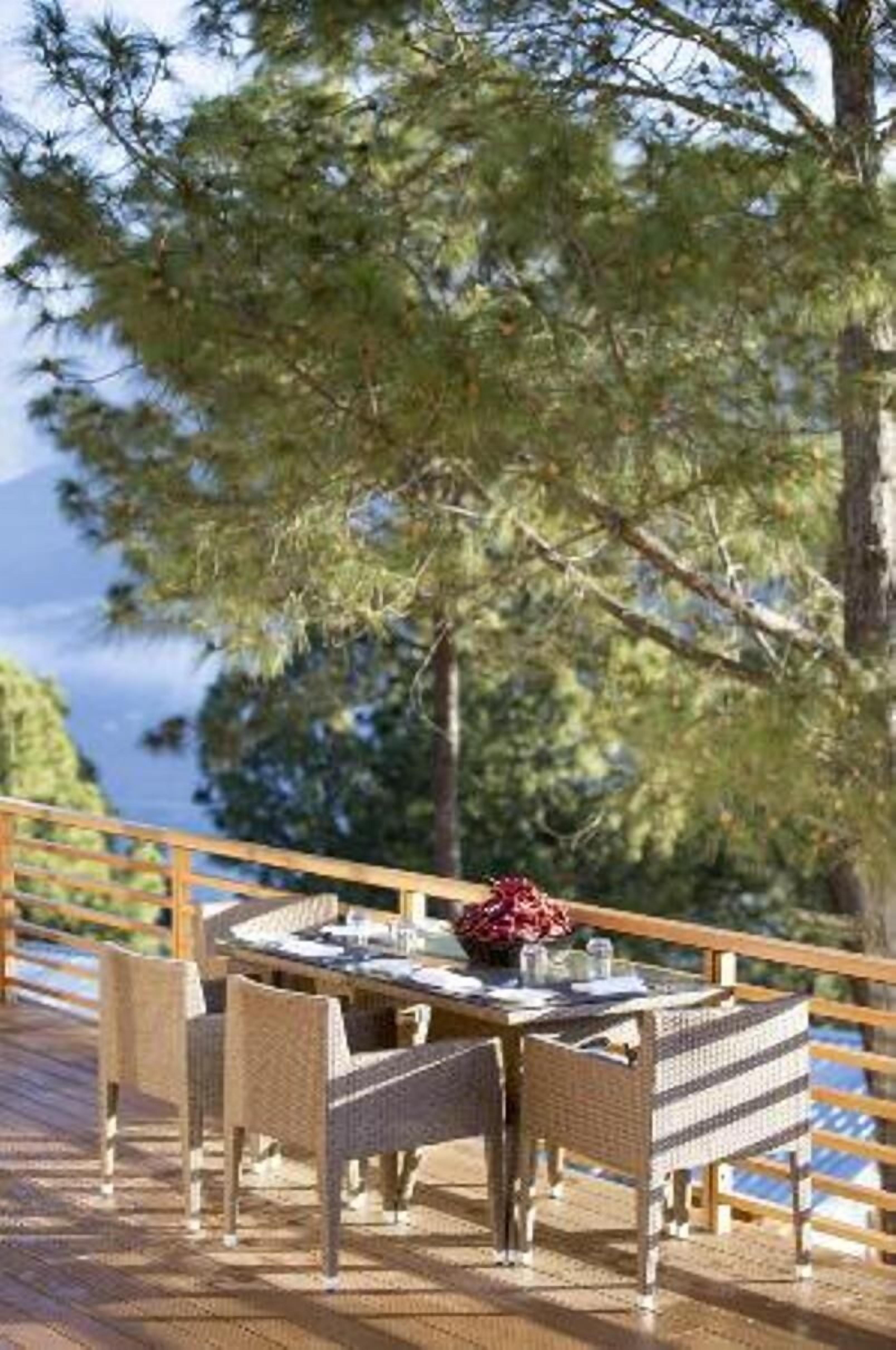 Breakfast and dinner served, international cuisine