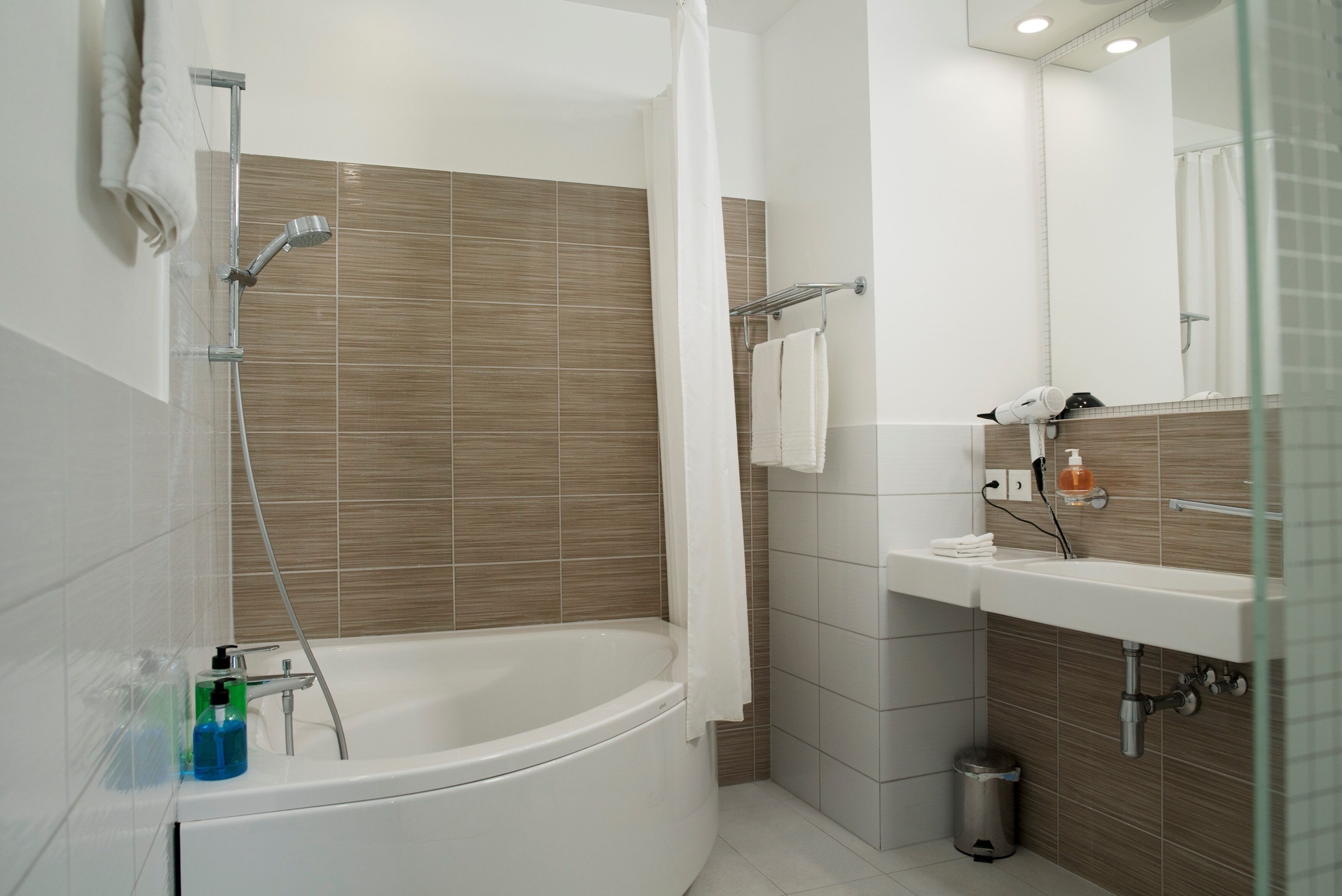 Articles de toilette gratuits, sèche-cheveux, serviettes fournies