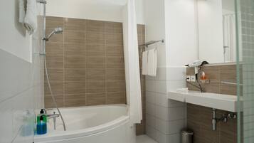 Articles de toilette gratuits, sĂšche-cheveux, serviettes fournies