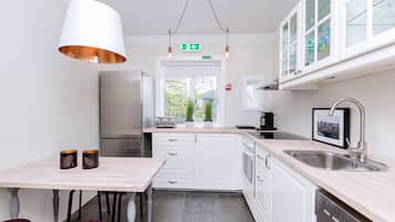 Full-size fridge, microwave, oven, stovetop