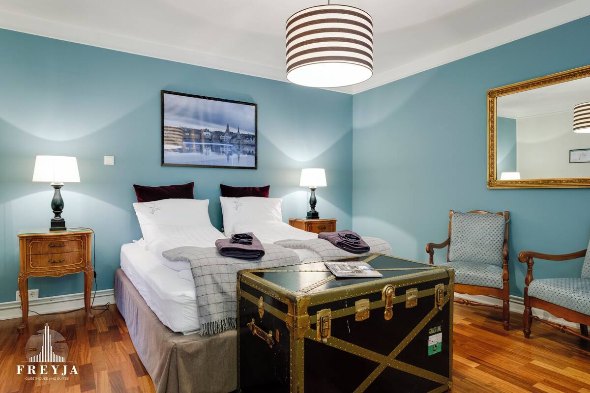 Superior Suite with balcony ( 8 persons, 2nd floor) | Ylelliset vuodevaatteet, untuvapeitot