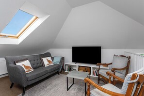 Loft Suite (2 persons) | Oppholdsområde | En 50-tommers Flatskjerm-TV med digitale kanaler samt TV og Netflix