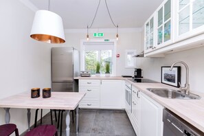 Residential Suite ( 8 persons) 1st floor | Eget kjøkken | Oppvaskmaskin, kaffetrakter/tekoker, vannkoker og brødrister