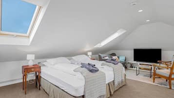 Loft Suite (2 persons) | Premium bedding, down comforters, individually furnished