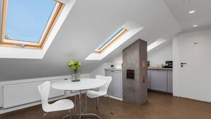 Loft Suite (2 persons) | Area soggiorno | TV a schermo piatto 50 pollici con canali digitali, TV, Netflix