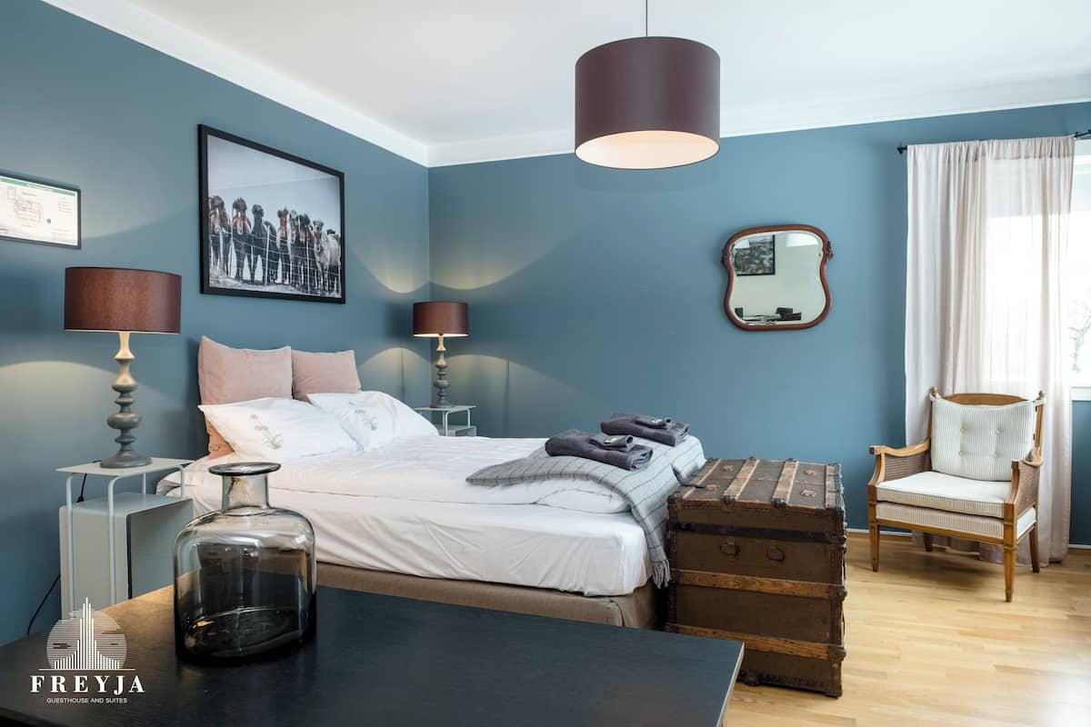 Residential Suite ( 8 persons) 1st floor | Ylelliset vuodevaatteet, untuvapeitot