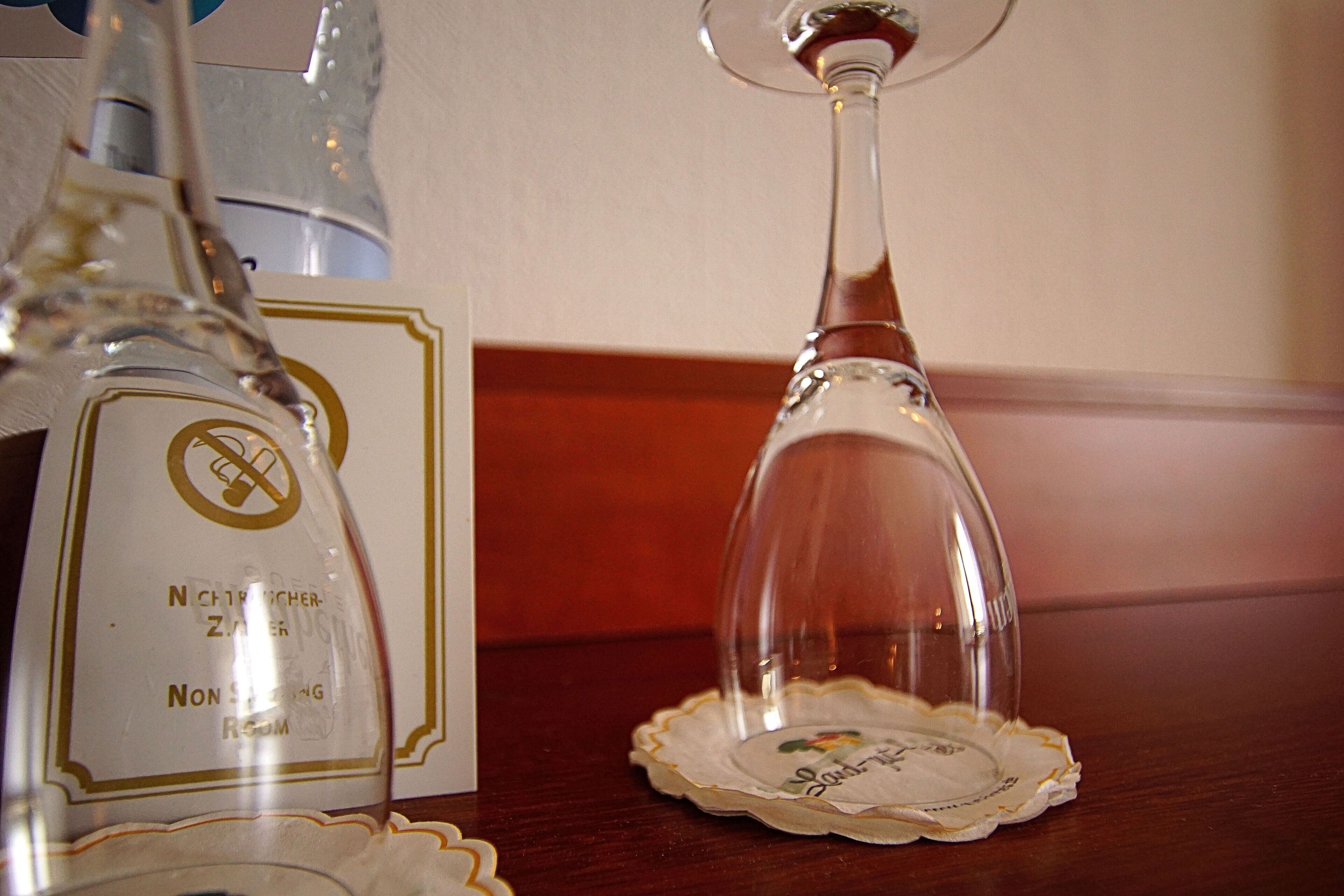 Un verre à vin et une bouteille sur une table, avec un set de table.
