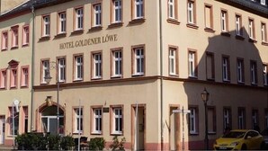A multi-story building with the sign "HOTEL GOLDENER LÖWE" indicating it is a hotel. - Hotel Goldener Löwe (Waldheim)