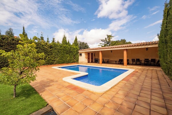 Seasonal outdoor pool, pool loungers