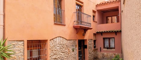 Vista frontal de la propiedad