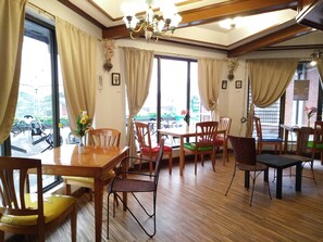 供应早餐、午餐和晚餐，本地与国际菜