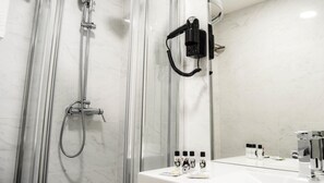 Dusche, kostenlose Toilettenartikel, Haartrockner, Handtücher