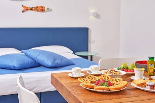 Deluxe Room | In-room safe, individually decorated, desk, soundproofing