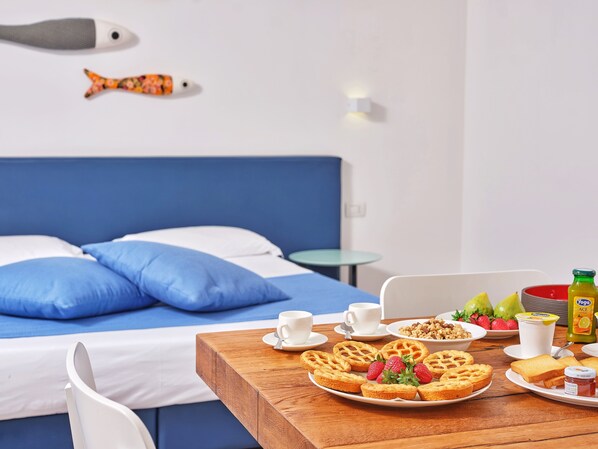 Deluxe Room | In-room safe, individually decorated, desk, soundproofing