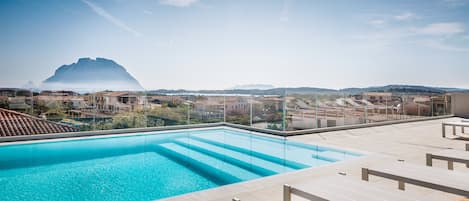 Piscina externa, piscina no terraço, espreguiçadeiras