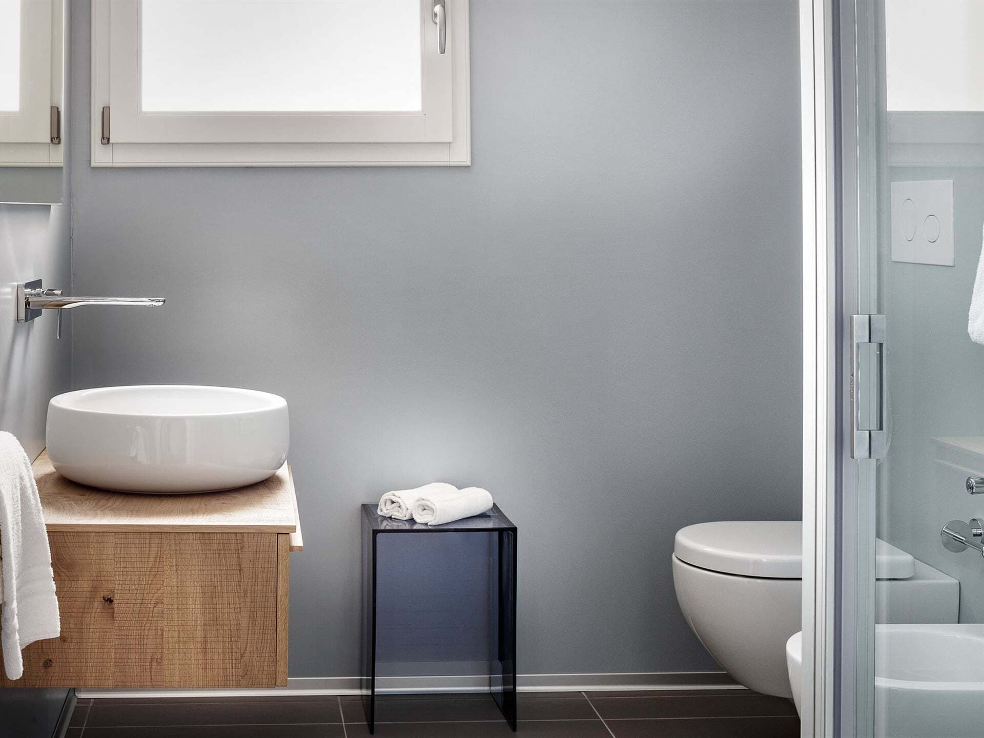 shower, free toiletries, hair dryer, bidet