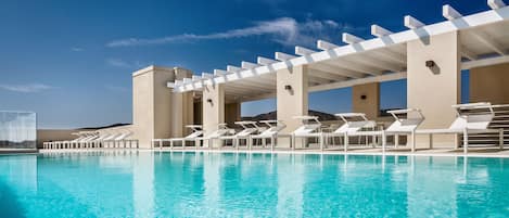 Außenpool, Pool auf dem Dach, Liegestühle