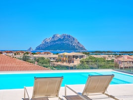Εξωτερική πισίνα, πισίνα στην ταράτσα, ξαπλώστρες