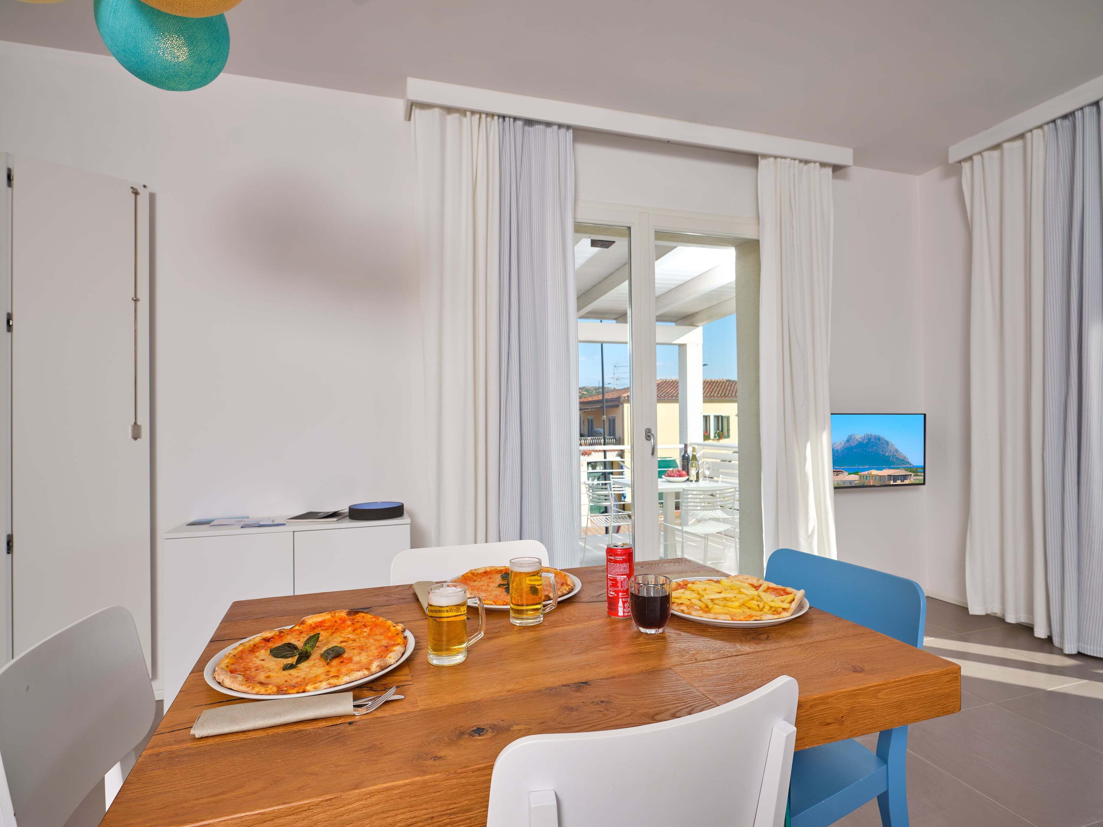 Quarto triplo luxo | Cofres nos quartos, individualmente decorados, escrivaninha