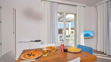 Deluxe Triple Room | In-room safe, individually decorated, desk, soundproofing