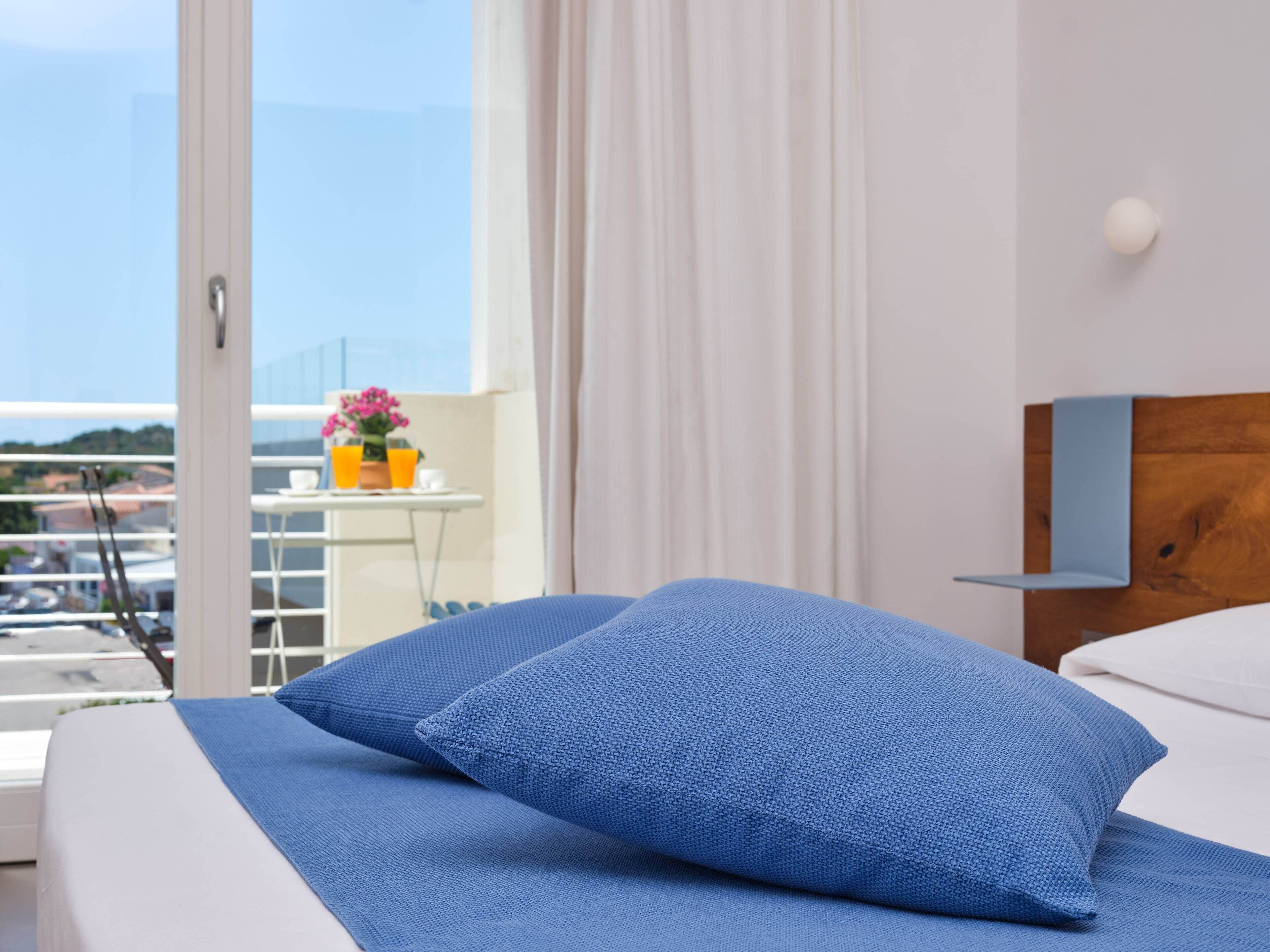 superior room | 1 bedroom, in-room safe, individually decorated, desk