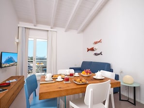 In-room safe, individually decorated, desk, soundproofing