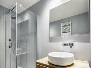 Shower, free toiletries, hair dryer, bidet