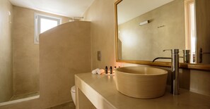 Shower, rainfall showerhead, free toiletries, hair dryer - Aliter Suites (Santorini)