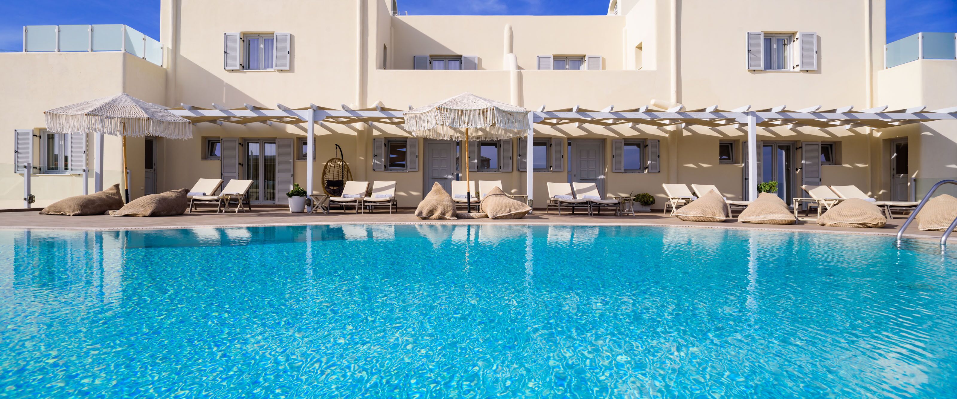 Utomhuspool, parasoller och solstolar