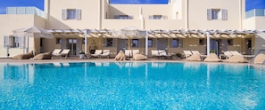 Outdoor pool, pool umbrellas, sun loungers - Aliter Suites (Santorini)