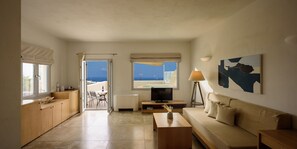 Suite, banyera d'hidromassatge | Roba de llit d'alta qualitat, minibar i caixa forta a l'habitació 