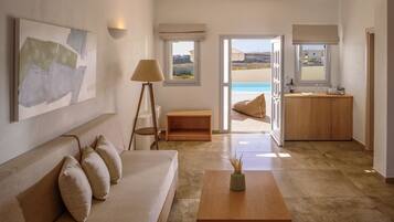 Superior-suite | Opholdsområde | 32-tommers fladskærms-tv med satellitkanaler, tv